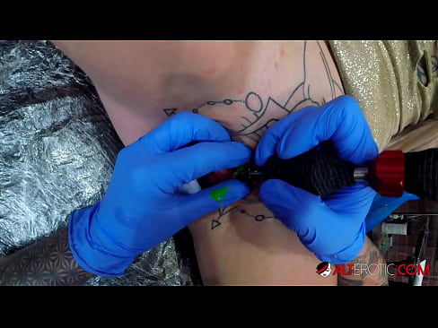 ❤️ Ekstremt tatovert hottie Sully Savage tok en tatovering på klitoris ️❌  Sex ved no.analizatorkrovi.ru ❤